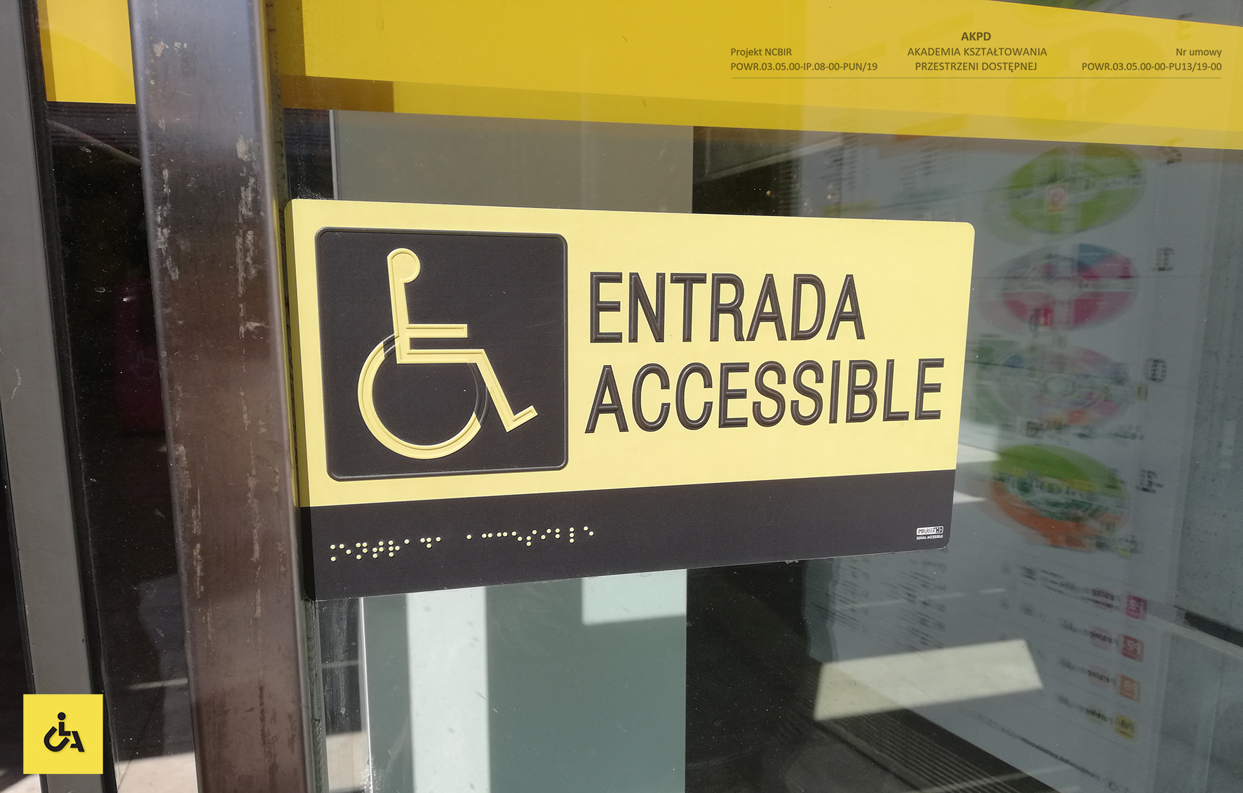 Tabliczka informująca o dostępności w języku hiszpańskim