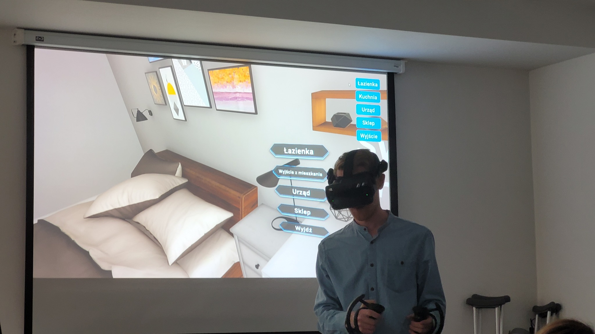 Osoba w hełmie VR, w tle obraz z symulacji