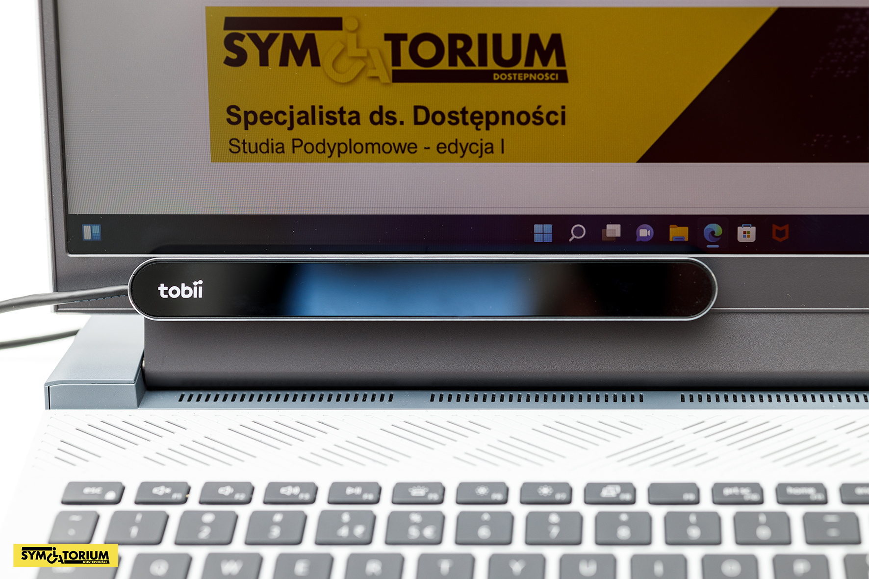 Zbliżenie PCEye Mini, czarny, podłużny element umieszczony pod matrycą laptopa