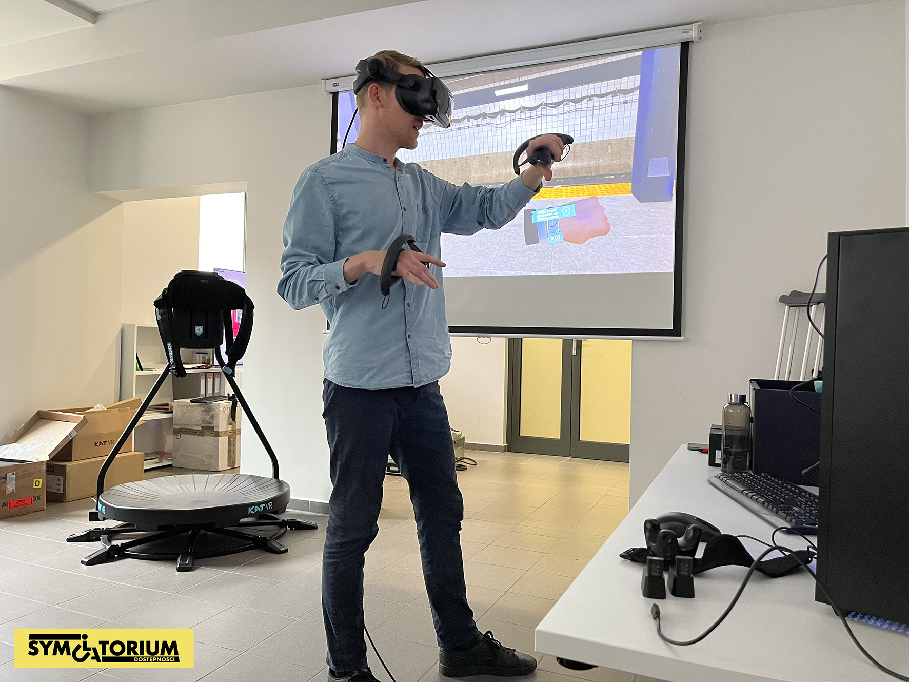 Mężczyzna w hełmie VR z kontrolerami prezentujący możliwości oprogramowania