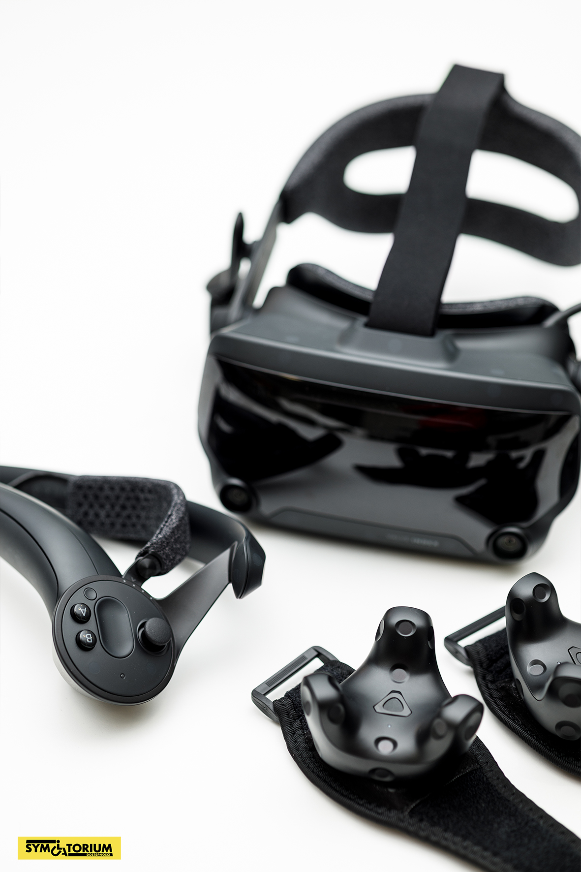 Hełm VR z kontrolerami