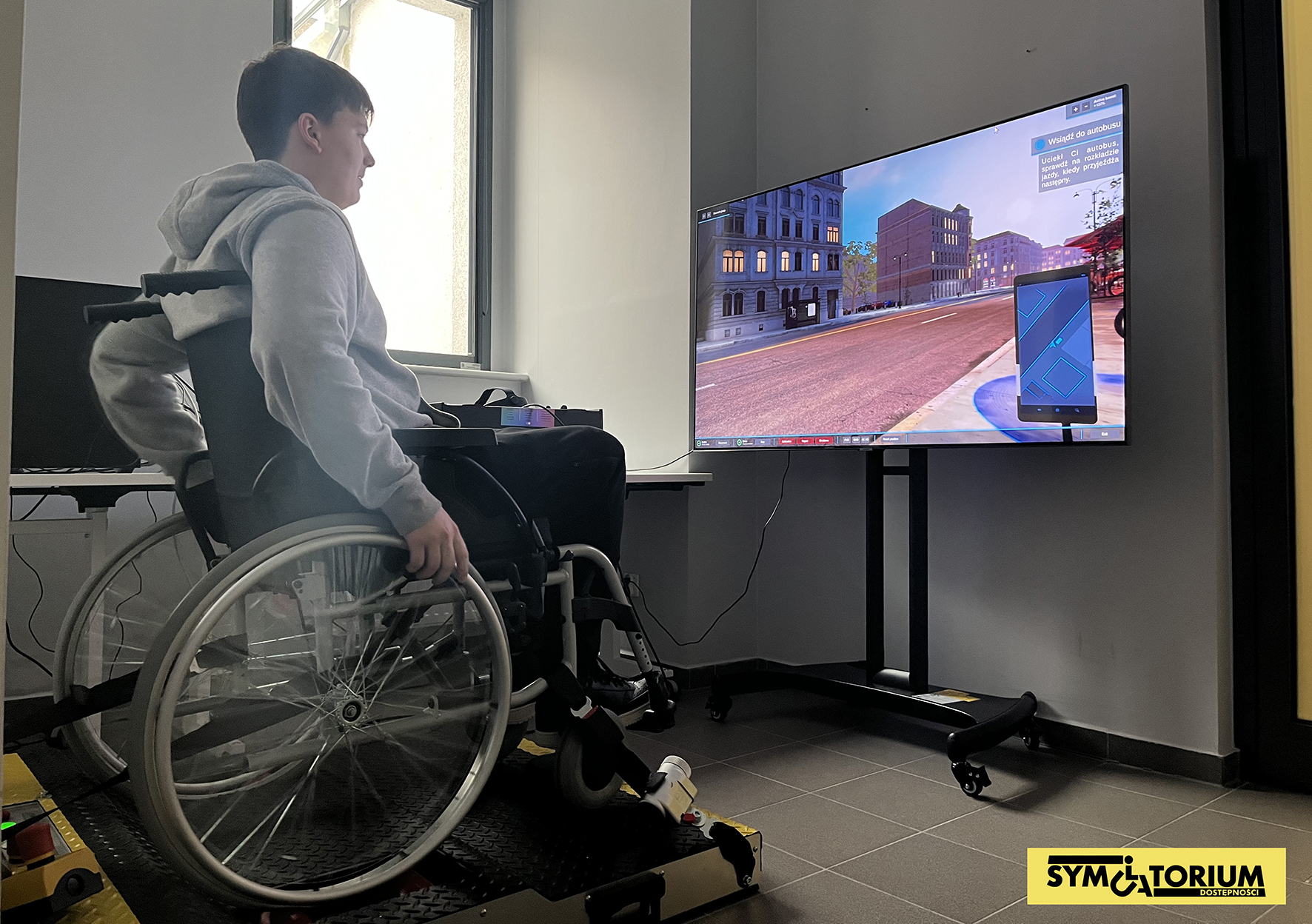 Mężczyzna na symulatorze wózka inwalidzkiego