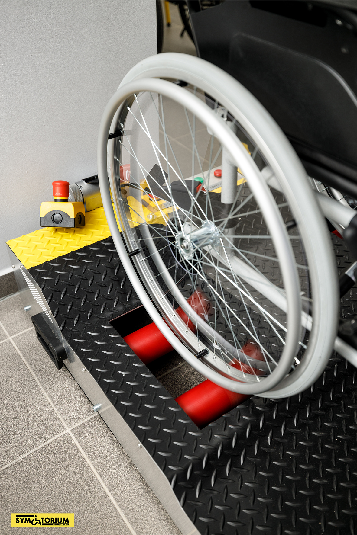Zbliżenie na platformę do symulacji wózka inwalidzkiego