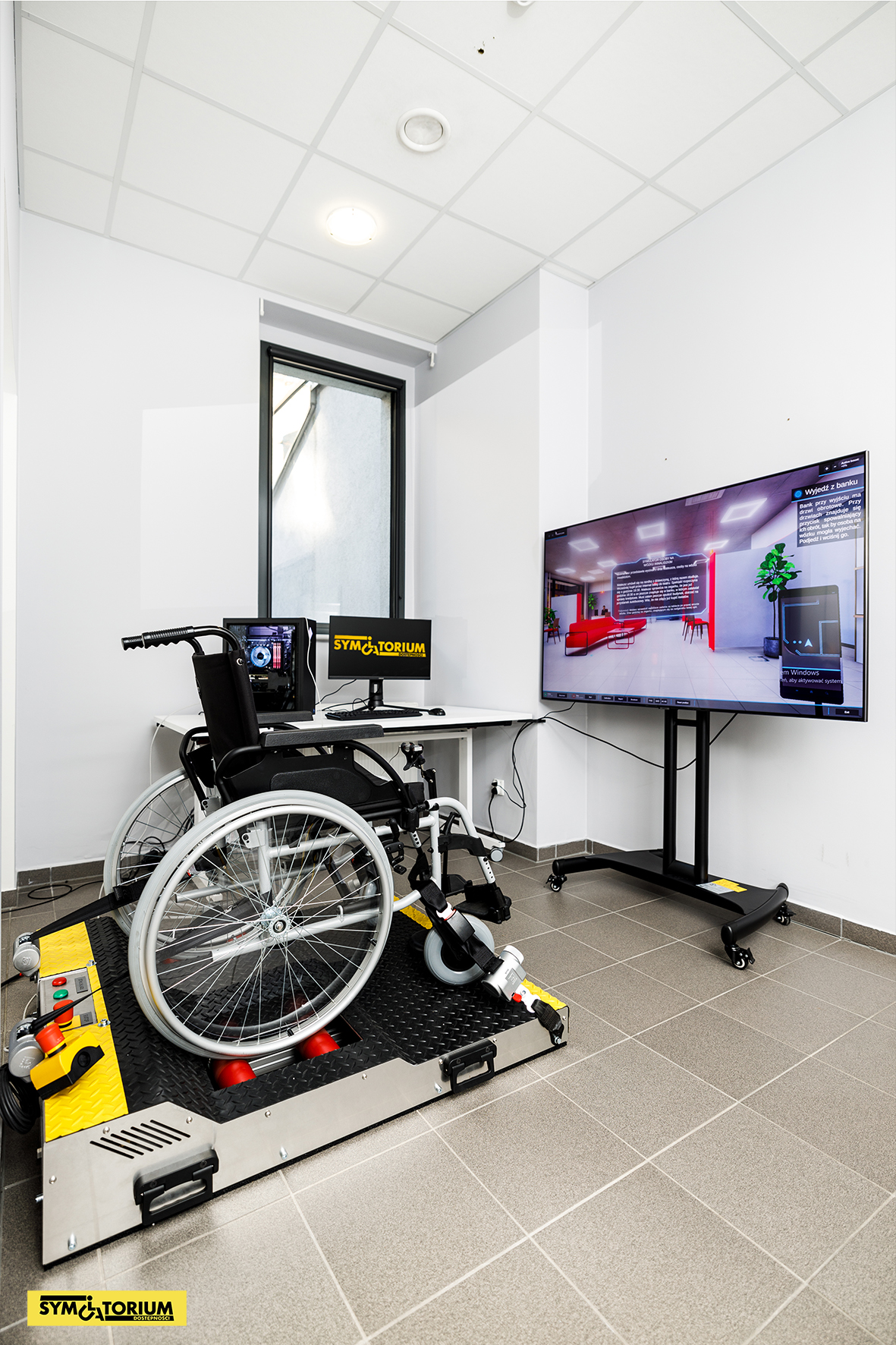 Platforma symulatora wózka inwalidzkiego z telewizorem